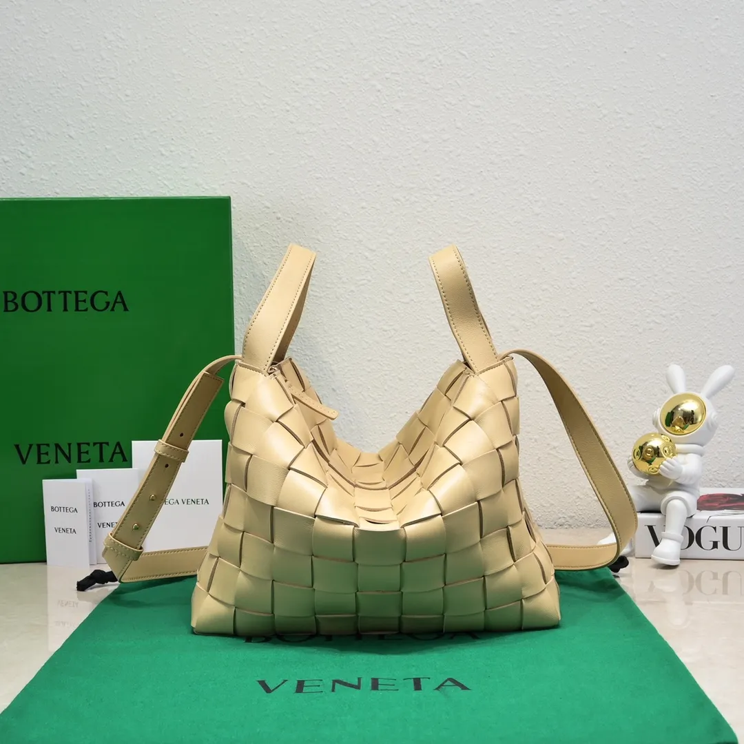 Batch 2600 BottegaVeneta What can be packed in the new bowling bag? Have you got the new bowling bag? Super large capacity ~ The key is low-key, simple and casual style ~ the fashion sense is not reduced at all. It combines BV's classic woven elements and can also be used for computers. The length of the shoulder straps can be adjusted. It is suitable for tall girls to carry. Boys also have a sunny back☀️ Style number: 7466# Size: 28*21*16